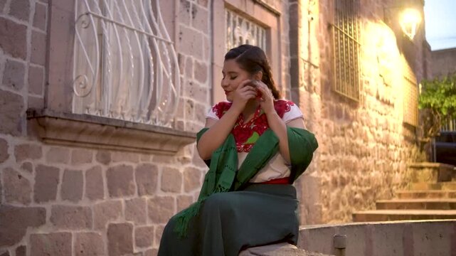 Bella joven pur&eacute;pecha modelando su vestuario tradicional michoacano en callej&oacute;n de Morelia