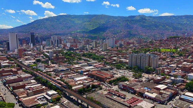 &nbsp;Video a&eacute;reo  en el que aprecia el centro de la ciudad de Medell&iacute;n, el oriente de la ciudad, sus monta&ntilde;as y el cerro El Salvador