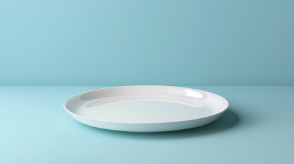 水色の背景と横から見た空のお皿_Empty plate on light blue background and side view