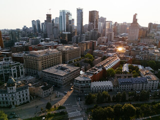 Obraz premium Montreal at sunset with urban skyscrapers viewed from old port
