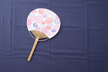 Japanese round fans.
A traditional tool for keeping cool during the hot and humid seasons in Japan.
