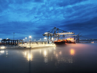 Obraz premium Aerial View of Port of Philadelphia on a Foggy Night 