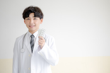 薬と白衣男性