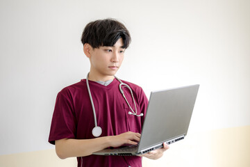 パソコンを使うスクラブ男性