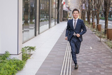 爽やかに駆け抜けるビジネスマン