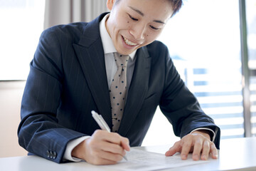 記入するビジネスマン