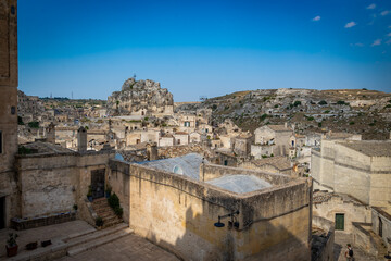 Fototapeta premium Vista de la antigua ciudad de Matera, Sassi di Matera en Basílicata, sur de Italia. cueva gruta en Sassi di Matera