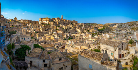 Obraz premium Vista de la antigua ciudad de Matera, Sassi di Matera en Basílicata, sur de Italia. cueva gruta en Sassi di Matera