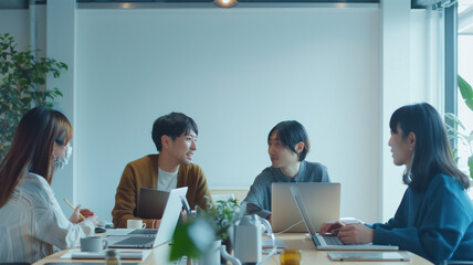 会議室で話し合う日本人