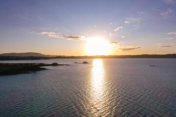 Obraz premium Panoramic view of the lake at sunset