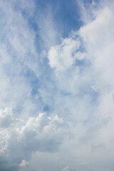 Obraz premium It's a white sky full of puffy clouds