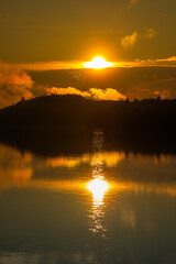 Obraz premium Sunset over a magnificent fishing lake in the Canadian forest