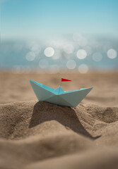 Kleines Papierschiff am Meer