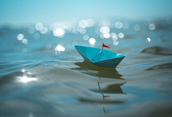 Kleines Papierschiff am Meer