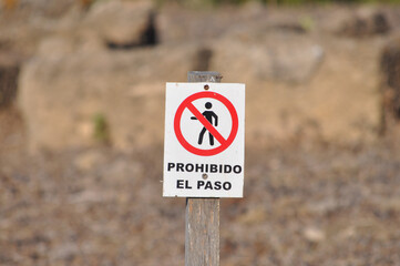 prohibido el paso transl. no trespassing sign