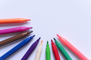 並んでいるカラフルなサインペン