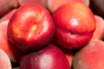 ripe and juicy nectarinesin the box