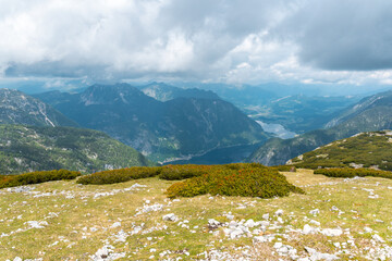 Gleitschirmfliegen am Hallstätter See vom Dachstein Krippenstein in Hallstatt im Sommer...