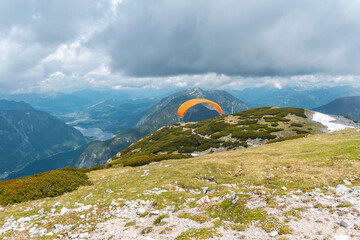 Gleitschirmfliegen am Hallstätter See vom Dachstein Krippenstein in Hallstatt im Sommer...