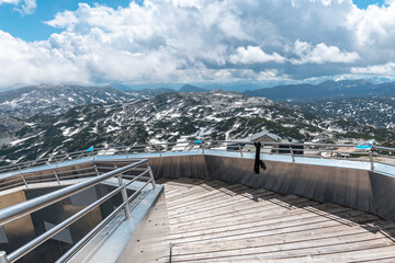Welterbespirale und Bergpanorama auf dem Dachgstein Krippenstein am Hallstätter See, Obertraun im...