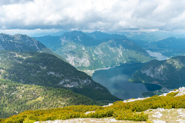 Hallstätter See und Bergpanorama vom Dachstein Krippenstein in Hallstatt im Sommer Salzkammergut