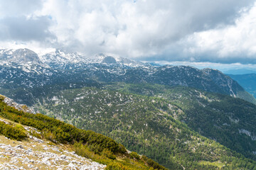 Naklejka premium Bergpanorama vom Dachstein Krippenstein am Hallstätter See, Obertraun im Sommer Salzkammergut