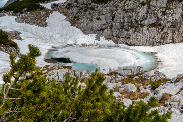 Däumelsee auf dem Dachstein Krippenstein im Sommer bei Schnee Salzkammergut