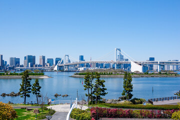 Obraz premium お台場海浜公園の展望デッキからレインボーブリッジ（東京都港区）