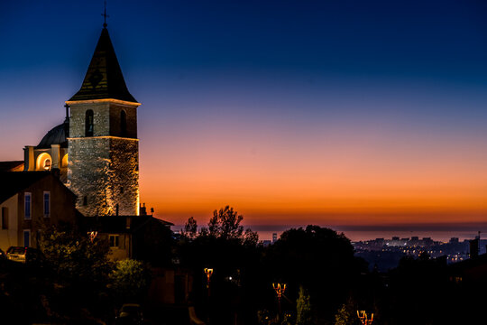tombée de la nuit sur Allauch face à Marseille - france - provence