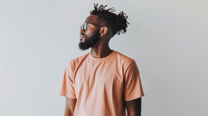 Obraz premium A man with a beard and dreadlocks is wearing a pink shirt and glasses