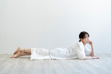 Fototapeta premium くつろぐ女性