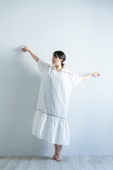 白い服を着た女性