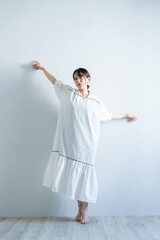 白い服を着た女性