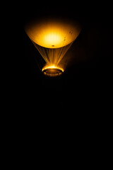 Vasque olympique dans le ciel, dans la nuit aux JO de Paris 2024
