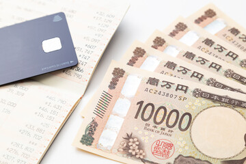 白背景に通帳と一万円札