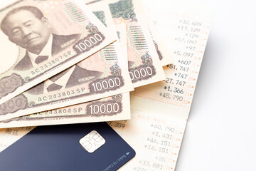 白背景に通帳と一万円札