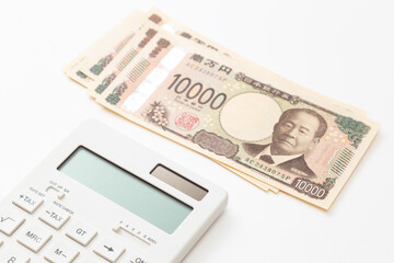 白背景に電卓と一万円札