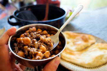 ひよこ豆のカレーとナン © Nii Koo Nyan