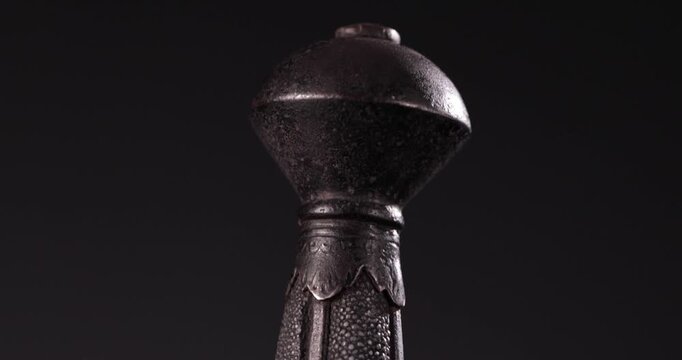 Detailaufnahme eines alten mittelalterlichen Dolch Messer vor schwarzem Hintergrund