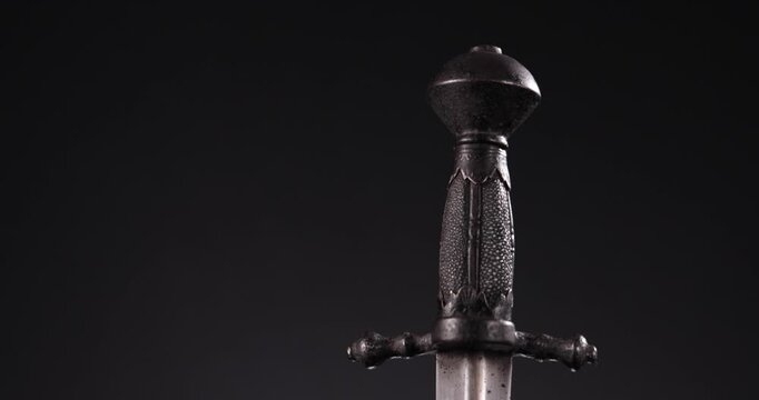 Detailaufnahme eines alten mittelalterlichen Dolch Messer vor schwarzem Hintergrund