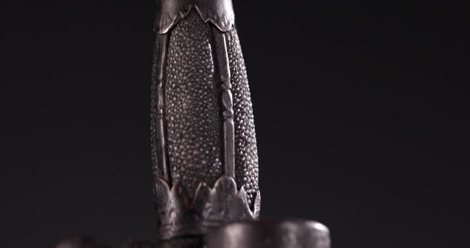 Detailaufnahme eines alten mittelalterlichen Dolch Messer vor schwarzem Hintergrund