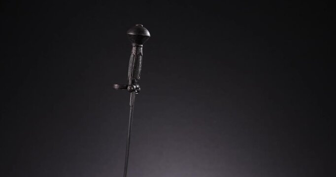 360 Grad Rotation eines alten mittelalterlichen Dolch Messer vor schwarzem Hintergrund