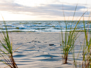 Morze Bałtyckie, zachodząca słońce i pusta piaszczesta plaża.  © hunter76