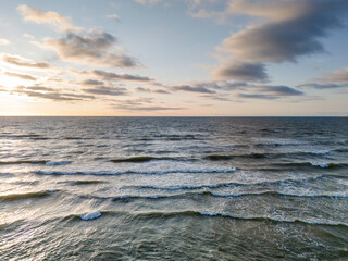 Morze Bałtyckie, zachodząca słońce i pusta piaszczesta plaża.  © hunter76