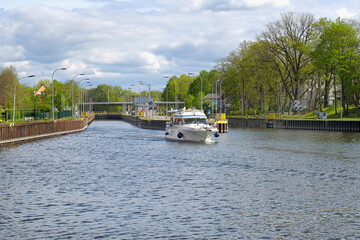 Fototapeta premium Boats leaving the Brandenburg sluice, Brandenburg, Germany