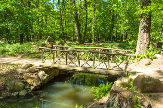 Fu&szlig;g&auml;ngerbr&uuml;cke aus Holz im Landschaftspark