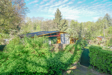 Kleine Hütte, Gartenlaube in einem Kleingarten