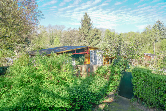 Kleine H&uuml;tte, Gartenlaube in einem Kleingarten