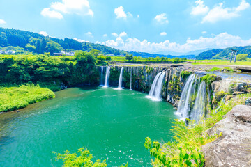 Fototapeta premium 夏の原尻の滝 大分県豊後大野市 Harajiri Falls in summer. Oita Pref, Bungoono City.