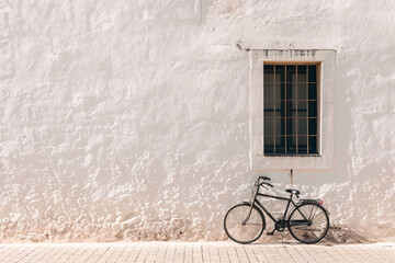 Fototapeta premium bicycle near white wall background